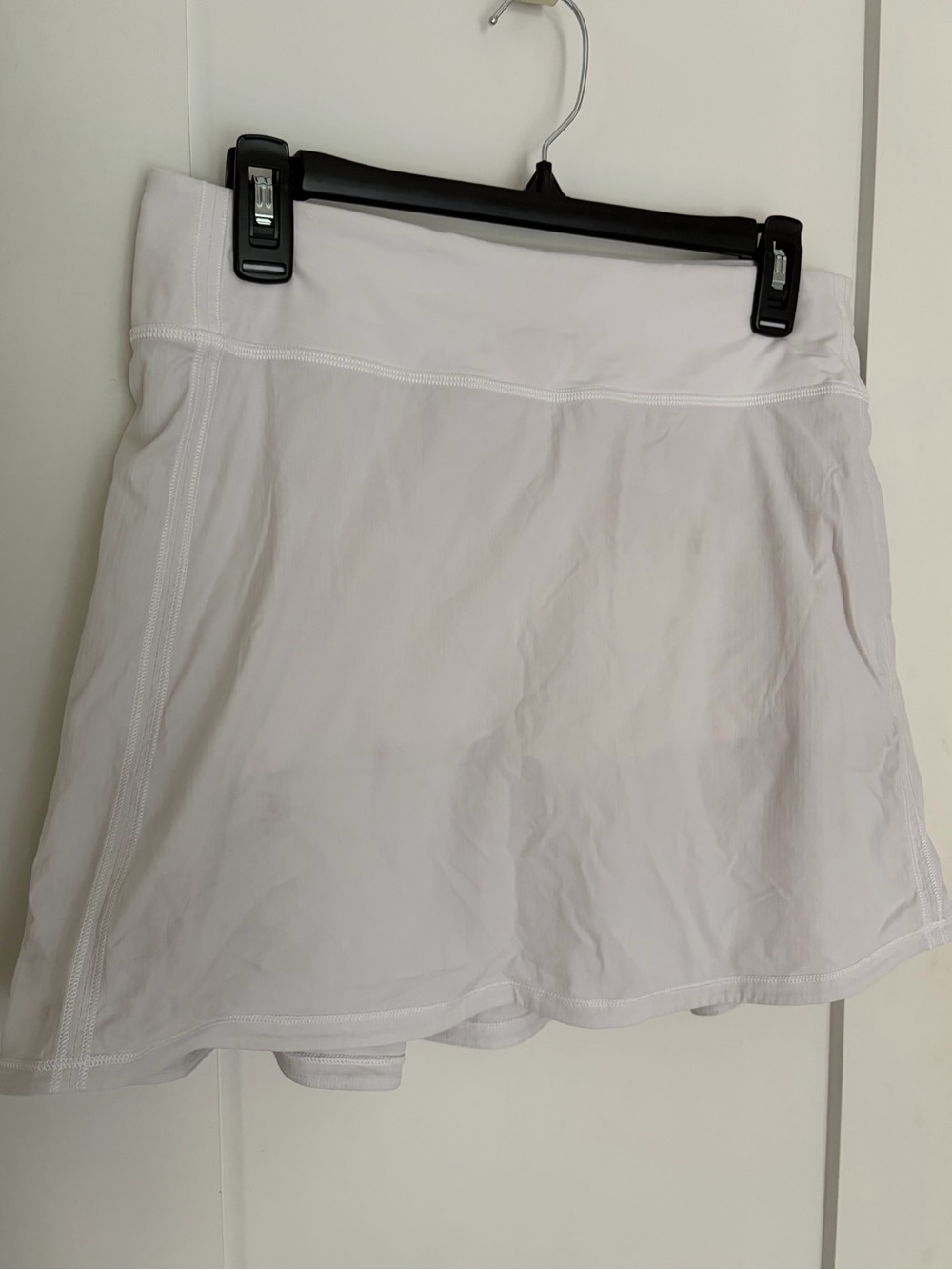 27. Size 8 LULULEMON White Skirt With Built-In Shorts
